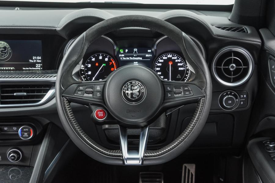 Панель приборов Alfa Romeo Stelvio Quadrifoglio (949) 2019 года  (ZA) (фото 3 из 42)